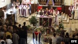Vista general de la ceremonia fúnebre del opositor cubano Oswaldo Payá oficiada por el arzobispo de La Habana, cardenal Jaime Ortega.