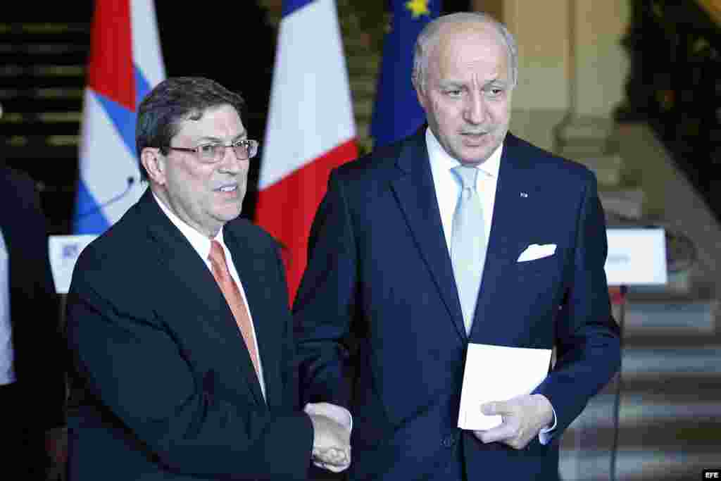 El ministro de Exteriores francés Laurent Fabius (d) saluda a su homólogo cubano Bruno Rodríguez (i) tras su encuentro en el Quai d'Orsay de París, Francia hoy 21 de abril de 2015. EFE/Yoan Valat
