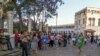 Trabajadores fueron evacuados de la Lonja del Comercio. ADALBERTO ROQUE / AFP)