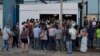 Cubanos se aglomeran para hacer comprar en mercados de la capital / Foto: Yamil Lage (AFP)