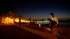 Foto Archivo. Un cubano se conecta a Internet desde el Malecón de La Habana.