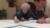Carmen Herrera trabaja en una de sus obras en su estudio de Nueva York.