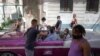 Turistas visitan Cuba en medio de una crisis sanitaria sin precedentes en el país. (REUTERS/Alexandre Meneghini)