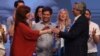 La ex presidenta Cristina Fernández de Kirchner y el presidente electo, Alberto Fernández, celebran el domingo su triunfo en las elecciones (Foto: Agustín Marcarian/Reuters).