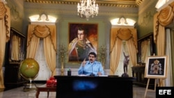 Maduro posa en su despacho de Miraflores.