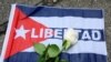 La rosa blanca, símbolo elegido por Archipiélago para los participantes en la Marcha Cívica por el Cambio en Cuba. (ORDONEZ / AFP)