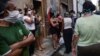 Una cola para comprar alimentos en La Habana durante la pandemia. YAMIL LAGE / AFP