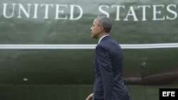 El presidente estadounidense Barack Obama se dirige al Marine One para partir a Jamaica.