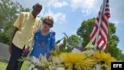 Guillermo Fariñas (i) es acompañado de Irma Santos de Mas Canosa (c), al visitar la tumba de Jorge Mas Canosa en La Pequeña Habana en Miami (EEUU).
