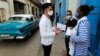 Estudiantes de medicina realizan una pesquisa en un barrio habanero en busca de síntomas de COVID-19 entre los residentes. REUTERS/Stringer