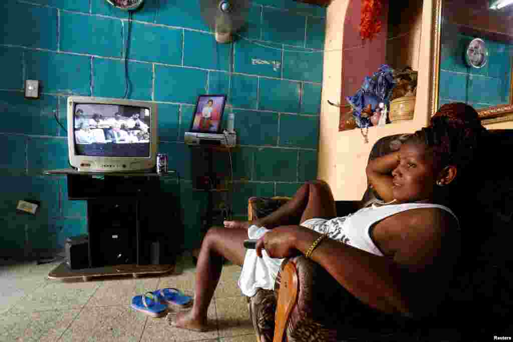 Una mujer descansa en su sofá mientras la televisión transmite una sesión de la Asamblea Nacional. Solo el 11% de los encuestados considera que los ingresos que percibe su familia son suficientes para vivir dignamente. REUTERS/ Stringer