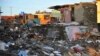 Habitantes de Baracoa limpian los escombros tras la destrucción dejada por el huracán Matthew en octubre de 2016.
