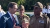 Narishkin con el general cubano Arnaldo Tamayo Méndez.