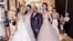 Lázaro posa junto a sus modelos. Tomado de @lazarobridal