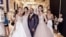Lázaro posa junto a sus modelos. Tomado de @lazarobridal