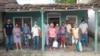 Un grupo de ancianos en Falcón, Villa Clara, recibiendo ayuda de exiliados cubanos, una iniciativa de la cubano-siria emigrada, Nayua Haddad.