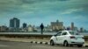 Una patrulla de la policía vigila el Malecón de La Habana. (Yamil Lage/AFP)