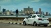 Una patrulla de la policía vigila el Malecón de La Habana. YAMIL LAGE / AFP