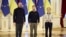 El presidente de Ucrania, Volodymyr Zelenskyy (centro), entre la presidenta de la Comisión Europea, Ursula von der Leyen, y el presidente del Consejo Europeo, Charles Michel, el 3 de febrero de 2023. (Ukrainian Presidential Press Service, Handout via REUTERS).