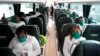 Los médicos cubanos viajan en autobús hasta Andorra. Archivo REUTERS/Juan Medina