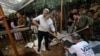 Voluntarios israelíes cavan nuevas tumbas para enterrar a más personas que fueron asesinadas en el ataque a Israel por parte de Hamás desde la Franja de Gaza, en el cementerio militar Monte Herzl en Jerusalén.