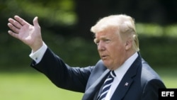 El presidente estadounidense, Donald Trump, camina por el jardín de la Casa Blanca antes de subir al helicóptero presidencial.