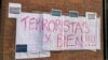 Carteles frente a la sede del régimen de La Habana en NY
