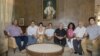 Foto archivo los sacerdotes católicos José Conrado Rodríguez (5to de der a izq.) y Castor Álvarez (4to de der a izq) junto a opositores cubanos.