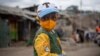 Un niño lleva una mascarilla mientras camina por el asentamiento de Mathare en Naironi, Kenya. Foto: © UNICEF/Alissa Everett.