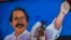 Un hombre con mascarilla en Nicaragua, pasa frente a imagen publicitaria del gobernante de Nicaragua, Daniel Ortega. (INTI OCON/AFP).