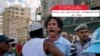 El periodista independiente Boris González Arenas es arrestado en medio de la Marcha por los derechos LGBTI en La Habana, el 11 de mayo de 2019. Foto: AP.