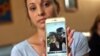 Maylín Díaz Almaguer, muestra una foto de su hermana Mailén, de 19 años, única sobreviviente del desastre aéreo.