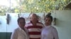 Saylí Navarro (derecha) junto a sus padres Sonia y Félix (Foto cortesía de la activista).