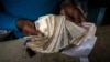 Un vendedor sostiene un fajo de pesos cubanos en un mercado de La Habana. (Ramón Espinosa/AP)