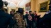 Manifestantes caminan por los pasillos del Capitolio de los Estados Unidos, en Washington, el 6 de enero. (AP/Manuel Balce Ceneta)