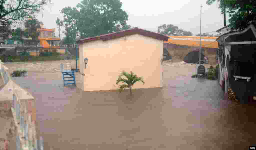 Fotografía de una calle inundada este 28 de mayo de 2018, en Sancti Spíritus (Cuba). La región central de Cuba ha quedado incomunicada debido a las intensas lluvias de los últimos días que han provocado inundaciones y la crecida de ríos en las provincias