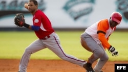 Luis Figueroa, de Indios de Mayagüez, Puerto Rico, (i) pone out a Yandris Castro, de Villa Clara