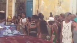 Paris Hilton y Naomi Campbell se pasean en un auto clásico por La Habana. Paris Hilton y Naomi Campbell se pasean en un auto clásico por La Habana.