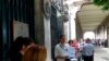 Cubanos esperan su turno de entrada al Consulado General de España en La Habana. (REUTERS/Desmond Boylan/Archivo)