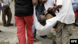 Un hombre es arrestado durante una marcha antigubernamental en La Habana.