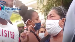 Discusiones y amenazas policiales matizan las colas en las tiendas cubanas Discusiones y amenazas policiales matizan las colas en las tiendas cubanas