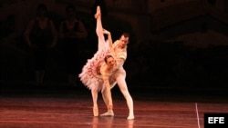 Fotografía cedida hoy, miércoles 8 de diciembre 2010, en donde se aprecia a Lorena Feijoo y Rolando Sarabia en un momento de la interpretación de Don Quijote con el Ballet Clásico Cubano de Miami el pasado 22 de mayo en el teatro Jackie Gleason en Miami