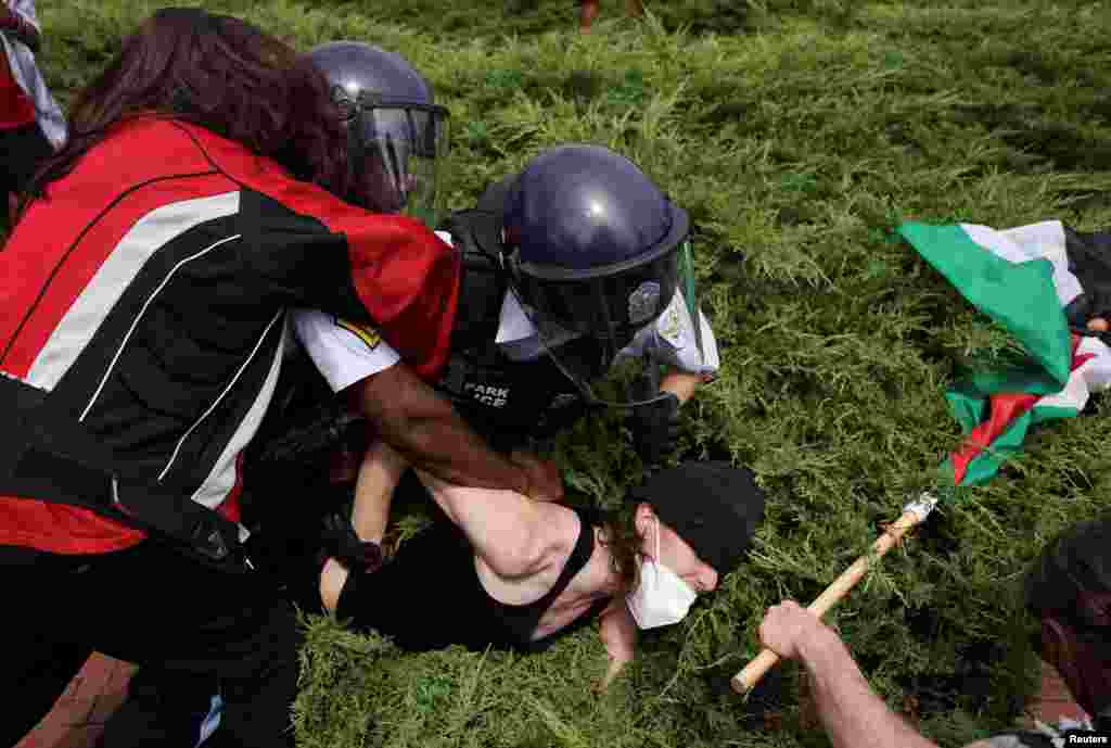 "La multitud no obedeció nuestra orden de retroceder de nuestra línea policial. Estamos desplegando gas pimienta contra cualquiera que intente violar la ley y cruzar esa línea", dijo la policía en un comunicado.