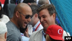 El astro de Grandes Ligas Derek Jeter (izq.) y Antonio Castro durante una juego en el estadio Latinoamericano en La Habana en 22 de marzo de 2016.