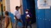 Habaneros hacen fila en un centro de vacunación que prueba en fase clínica la Soberana02 contra el COVID-19. REUTERS/Alexandre Meneghini