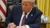 El presidente Donald Trump firma una orden ejecutiva sobre la ciudadanía por nacimiento en la Oficina Oval de la Casa Blanca el 20 de enero de 2025 (Foto AP/Evan Vucci).