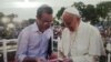 Leonardo Fernández Otaño junto al Papa Francisco durante la visita del sumo pontífice a Cuba, en septiembre de 2015. (Foto: Facebook)