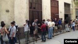 Yoani Sanchez escribió: #Cuba La prensa a las afueras del Arzobispado esperando a las @DamasdBlanco @el_pais