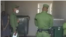 Un joven detenido en las protestas esposado de pies y manos.