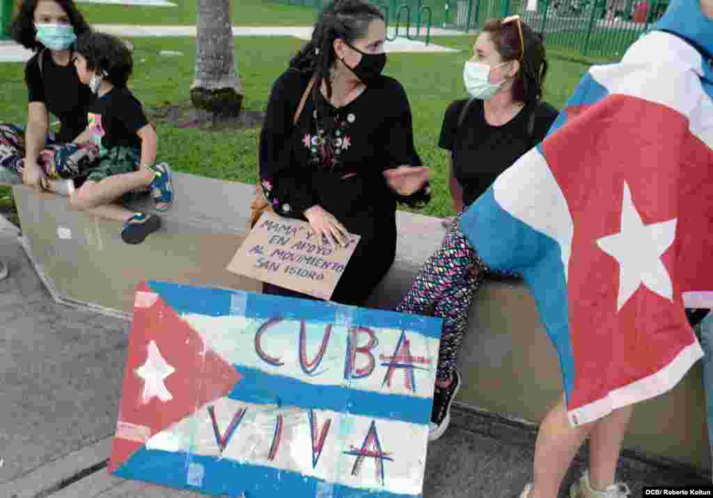 Manifestación en apoyo al Movimiento San Isidro en Miami. En la imagen las exiliadas Betzabet Consuegra y Noeli Morejon (ambas sentadas). 
